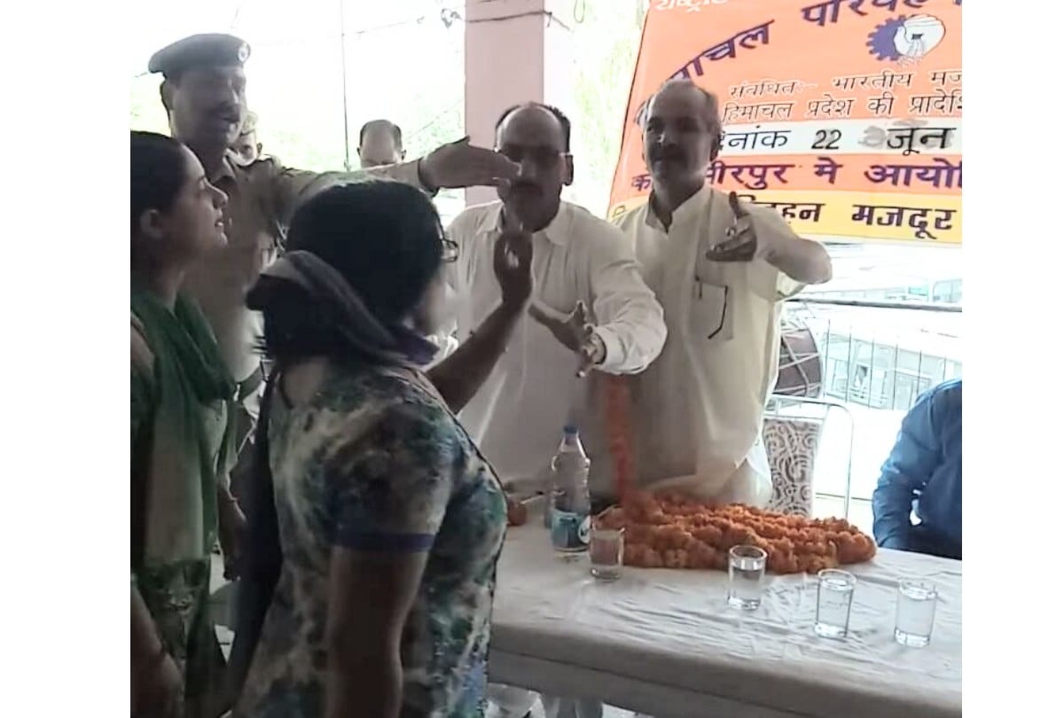 HRTC Employees Union Leader Shankar Thakur Beaten With Chappal In Meeting