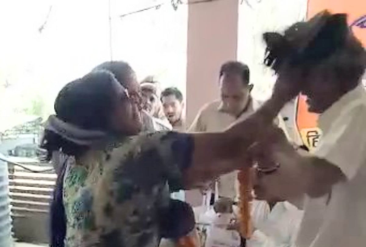  HRTC Employees Union leader Shankar Singh Thakur beaten with chappal in meeting