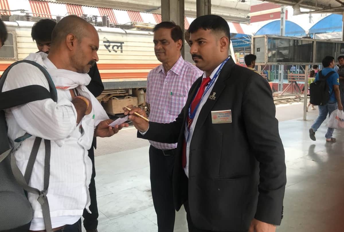 IRCTC: transfer confirmed online rail ticket to other person also