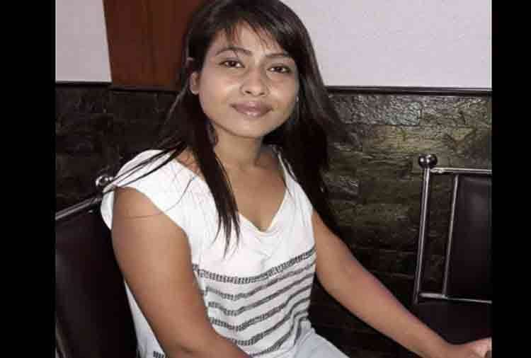 moradabad girl who hug boys on eid doing press confrence and said mother is in dipression