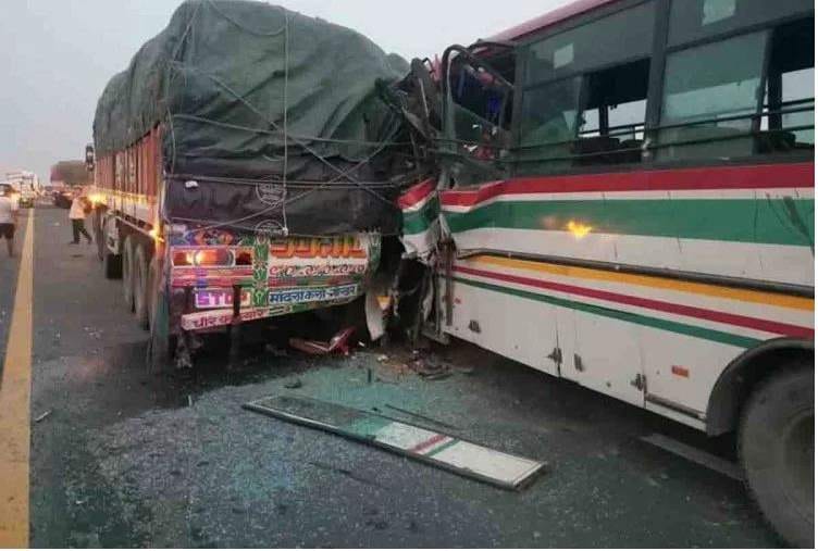 major accident on lucknow agra express way