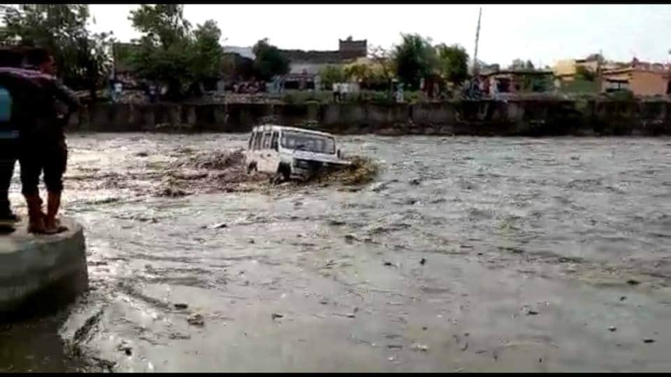 Vehicle swept in rispana river high flow after heavy rain in dehradun 
