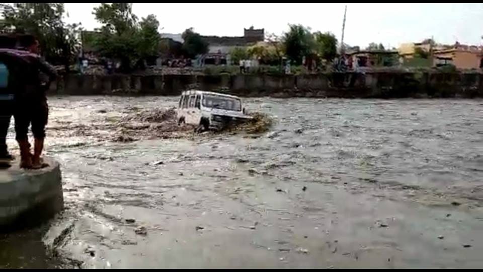 Vehicle swept in rispana river high flow after heavy rain in dehradun 