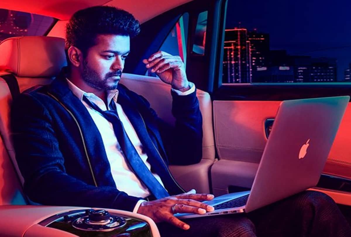 South superstar vijay against her father chandrasekhar political party