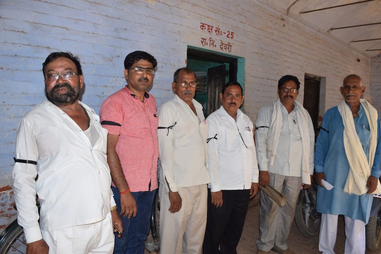 काली पट्टी बांधकर लेखपालों ने जताया विरोध