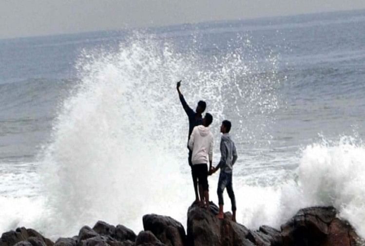 गोवा:सेल्फी बन रहा पर्यटकों की मौत का कारण, लगाए गए 'नो सेल्फी' के बोर्ड -  Selfie Becoming Reason For The Death Of Tourists In Goa - Amar Ujala Hindi  News Live