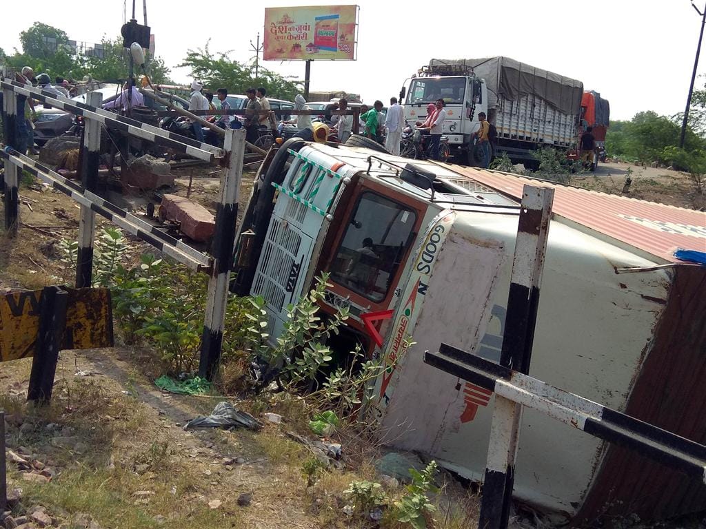 Container fell down from Agra Lucknow Expressway, accident occurred due to driver dozing off, no casualties