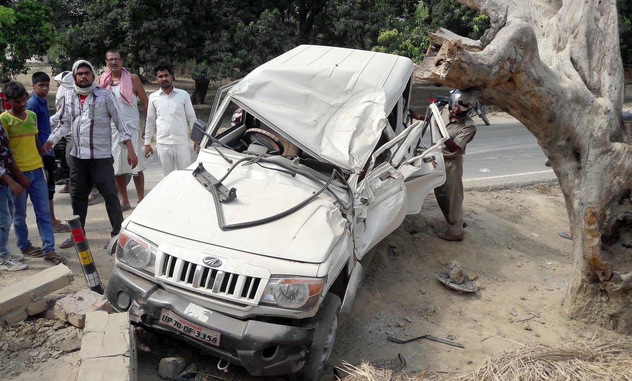 Bolero hit tree in bhadohi for save life of cycile man