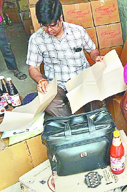 khadya factory me chaapaamari