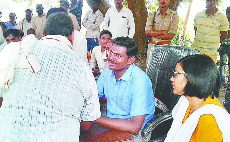 चौपाल लगाकर डीएम ने सुनी चकबंदी की शिकायतें