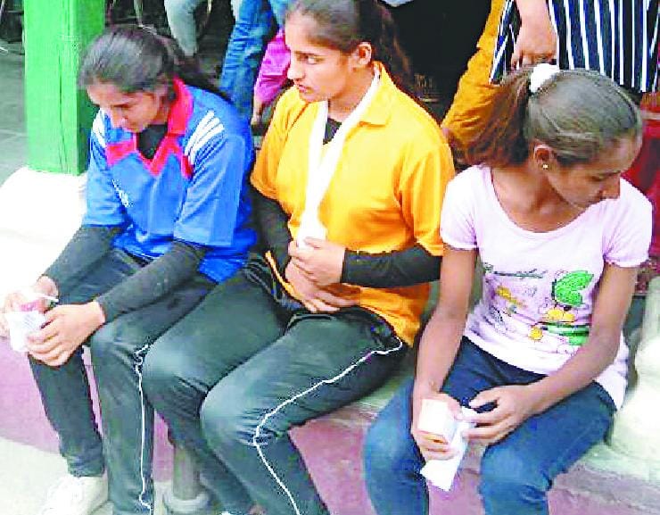 जड़ोल में निजी बस पलटी, 13 स्कूली छात्राओं समेत 15 घायल