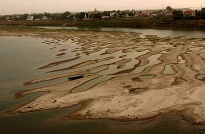 Varanasi in trouble aftre Water scarcity many pump went dry