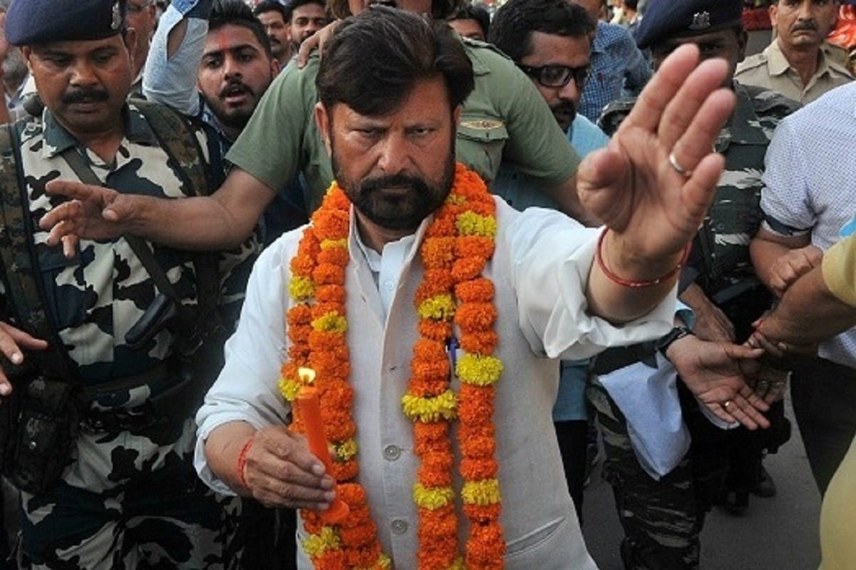 BJP leader Lal Singh Chaudhary warns journalists of Kashmir