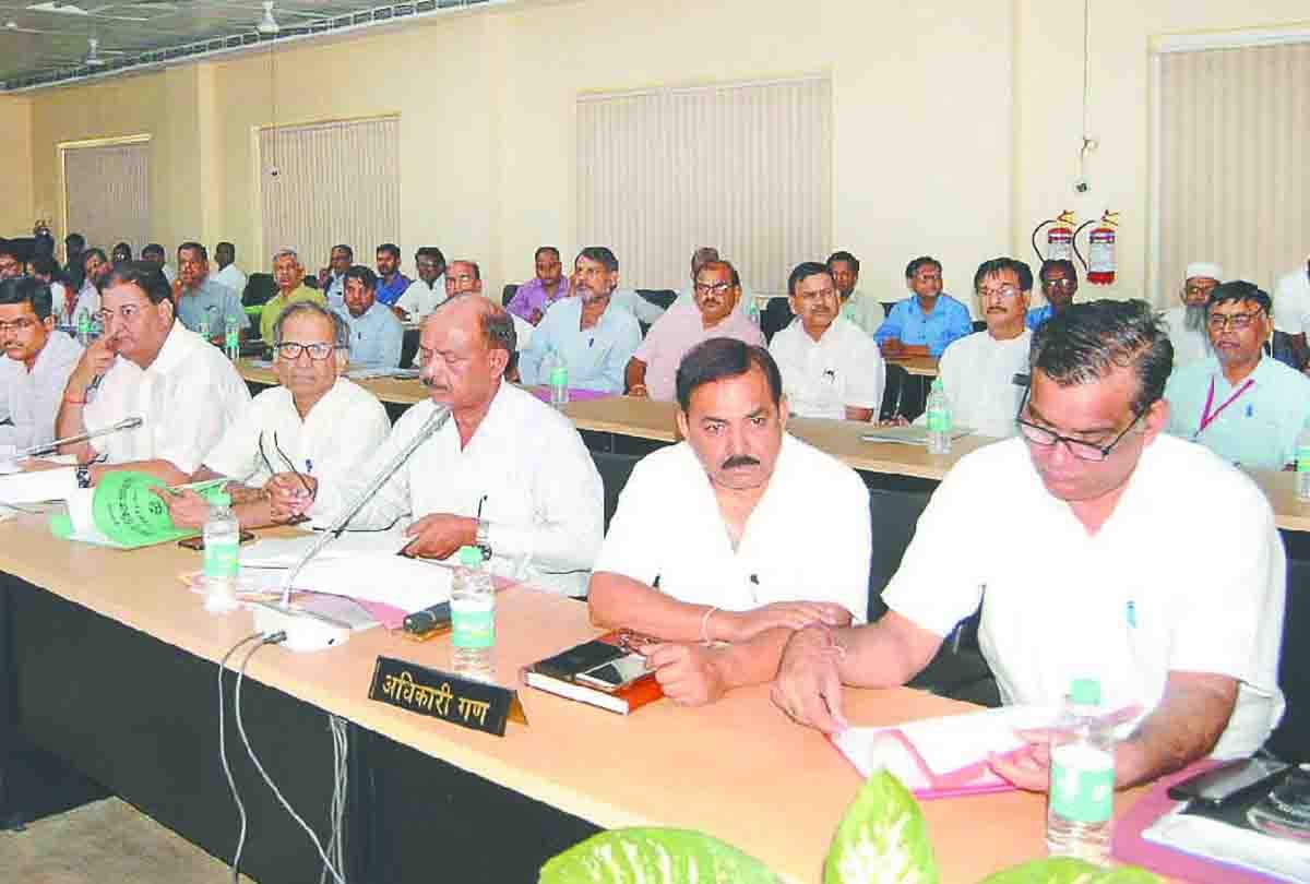 Transport Minister Swatantra Dev Singh in meeting of Etawah