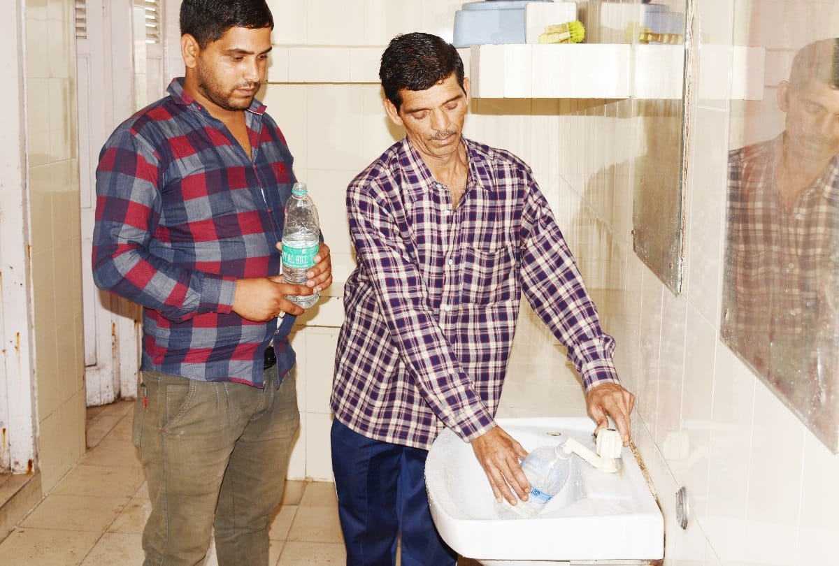 आईजीएमसी में टॉयलेट से पानी भर पी रहे मरीज