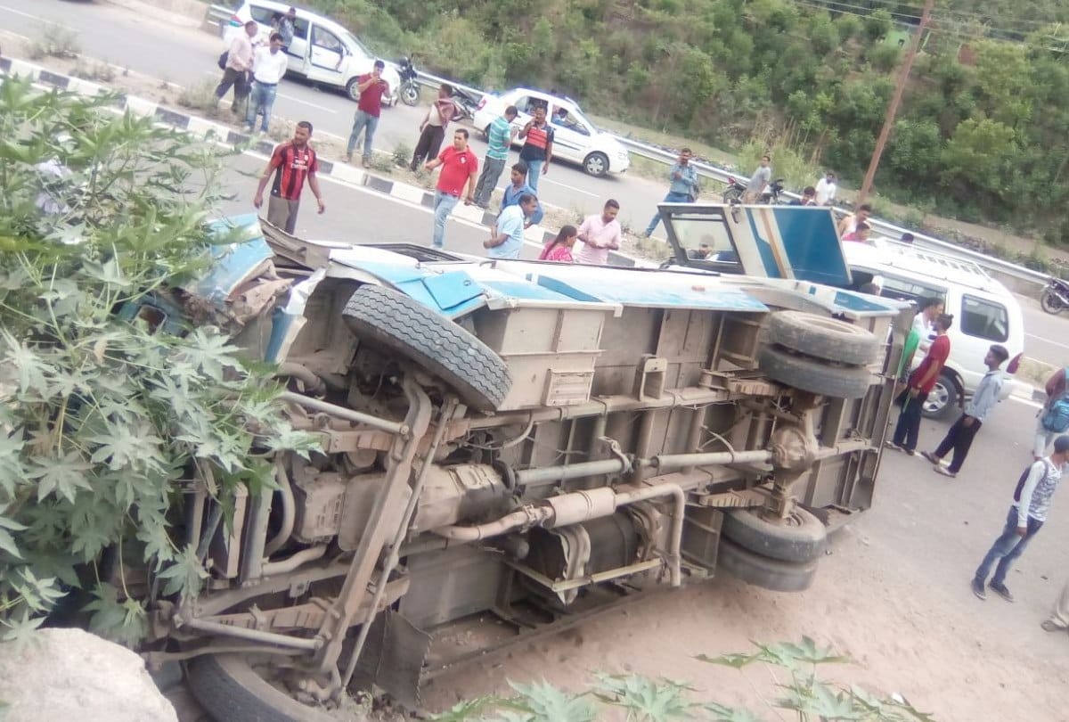 private bus accident in Mandi 13 injured