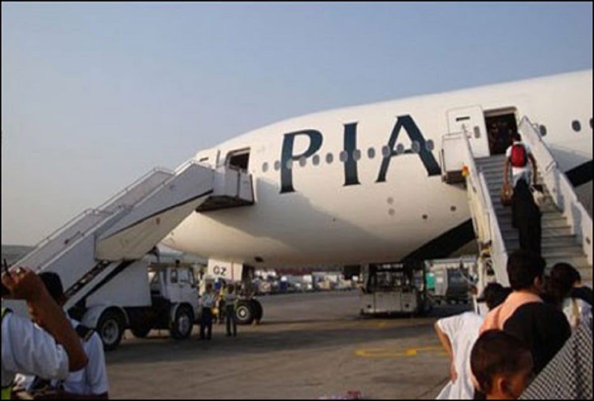 video viral of a man who is begging to passengers on a commercial flight