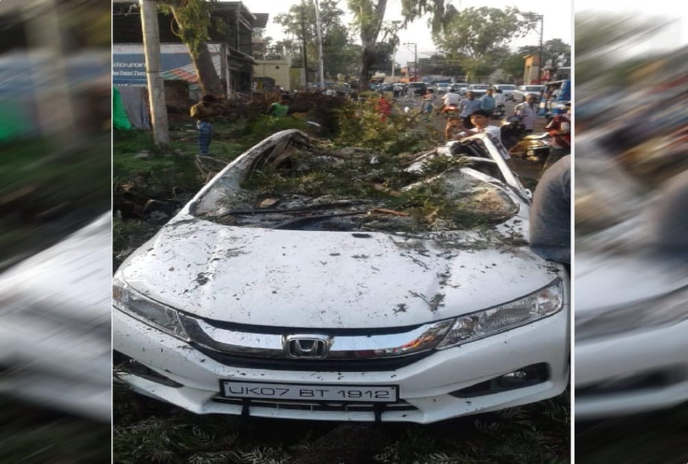 Vehicle swept in rispana river high flow after heavy rain in dehradun 