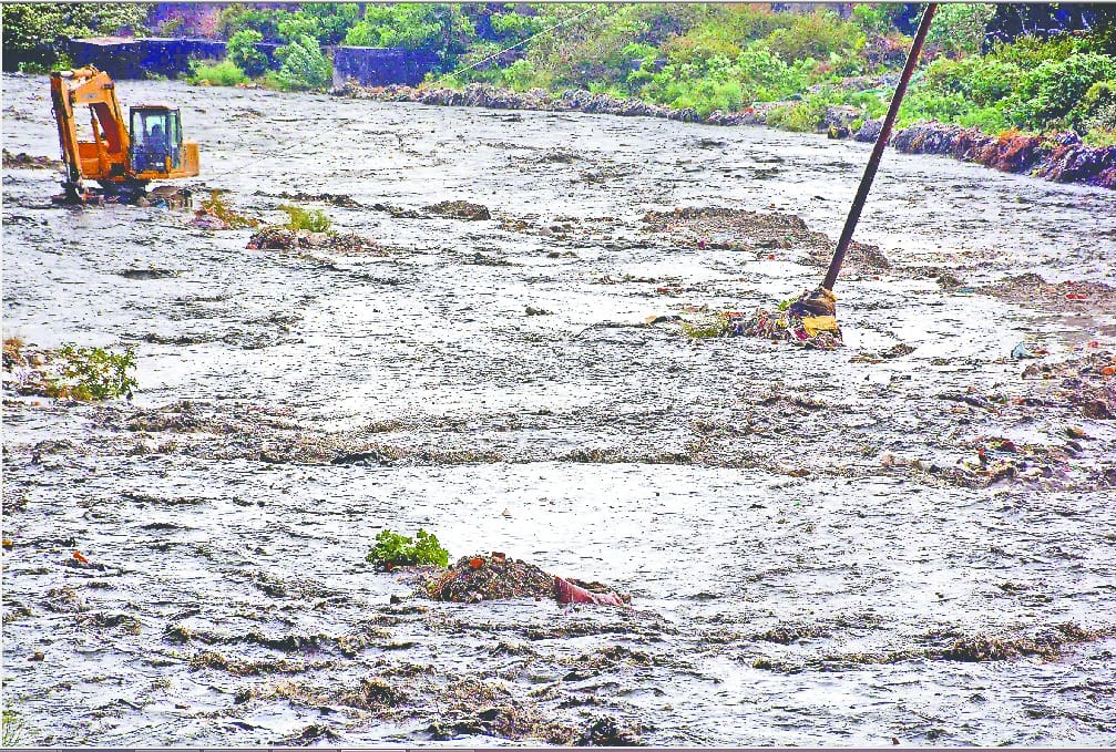Vehicle swept in rispana river high flow after heavy rain in dehradun 