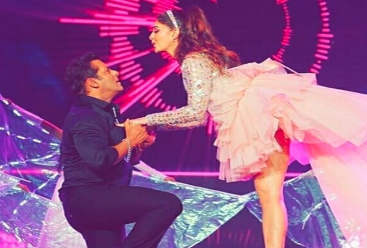 Dabangg tour Crowd goes crazy when Salman Khan and Jacqueline dance on Jumme ki Raat hai 