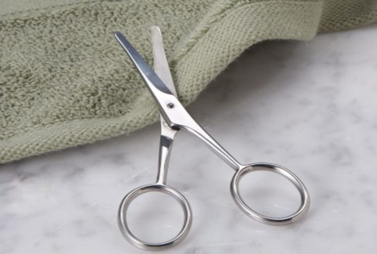 father attack on children from scissors