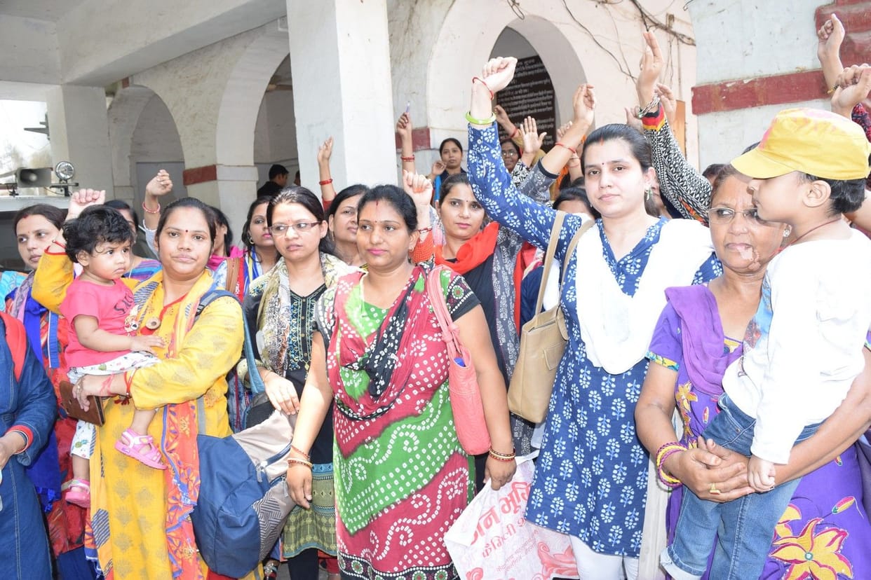 अंर्तजनपदीय शिक्षको का कलेक्ट्रेट पर प्रदर्शन