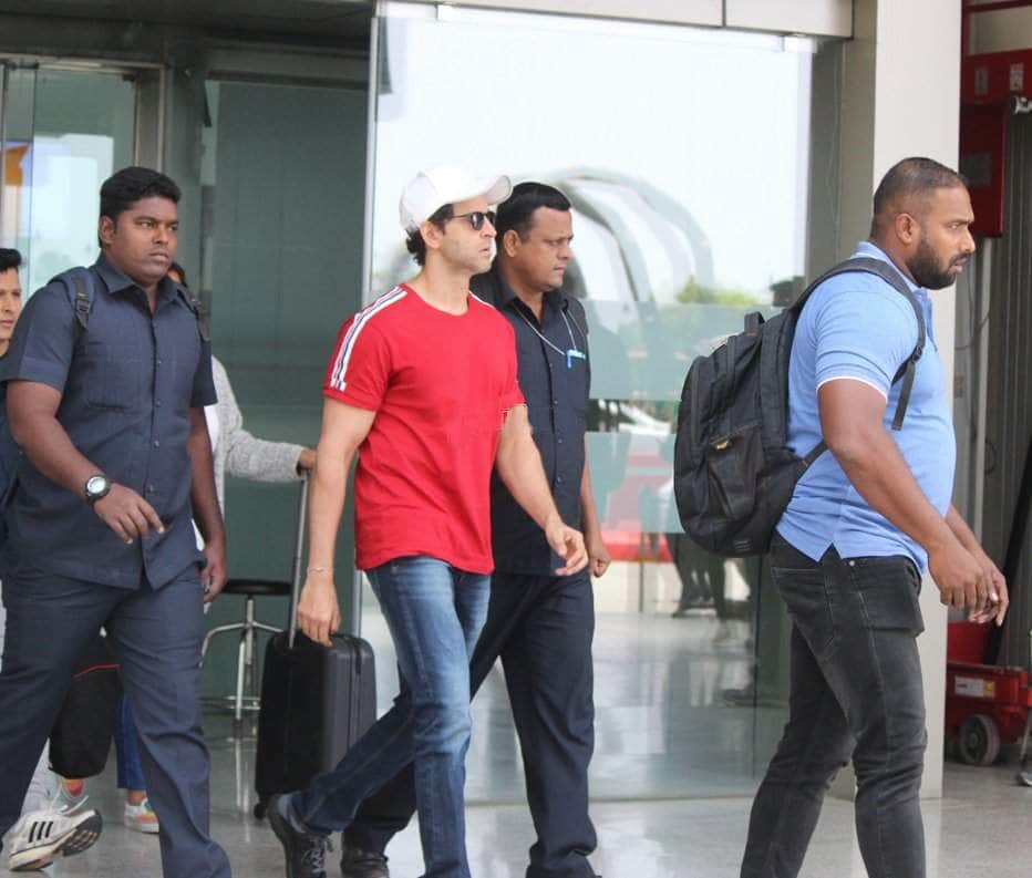 Hrithik roshan arrived varanasi for super 30 film shooting today party with iit students