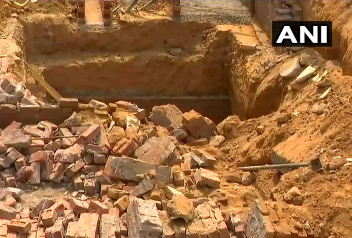  Six people injured and one dead after a wall collapsed in Greater Kailash