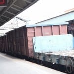 स्टेशन पर खड़ी मालगाड़ी