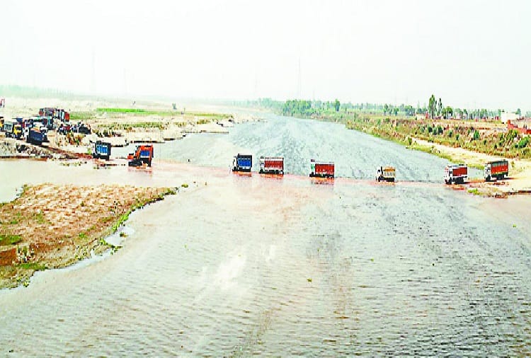 Uttar Pradesh: Mining Transportation, among the Yamuna flows, see photos