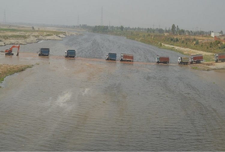 Uttar Pradesh: Mining Transportation, among the Yamuna flows, see photos