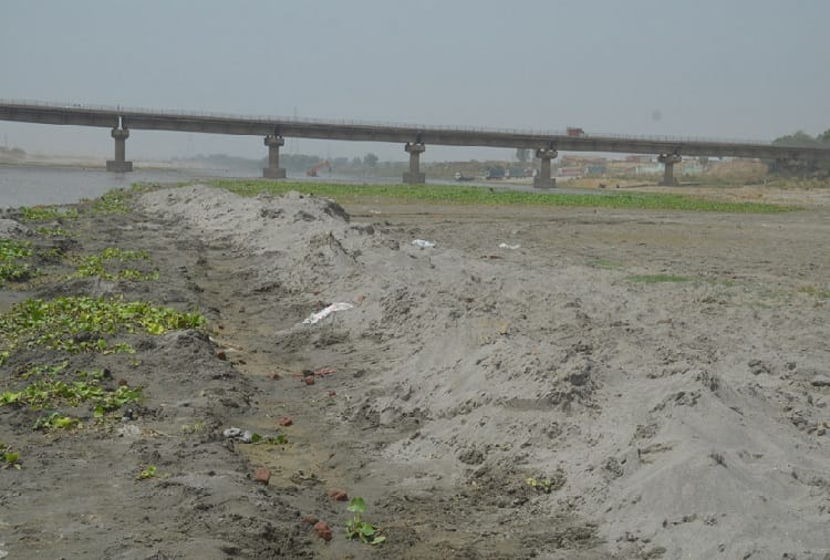 Uttar Pradesh: Mining Transportation, among the Yamuna flows, see photos