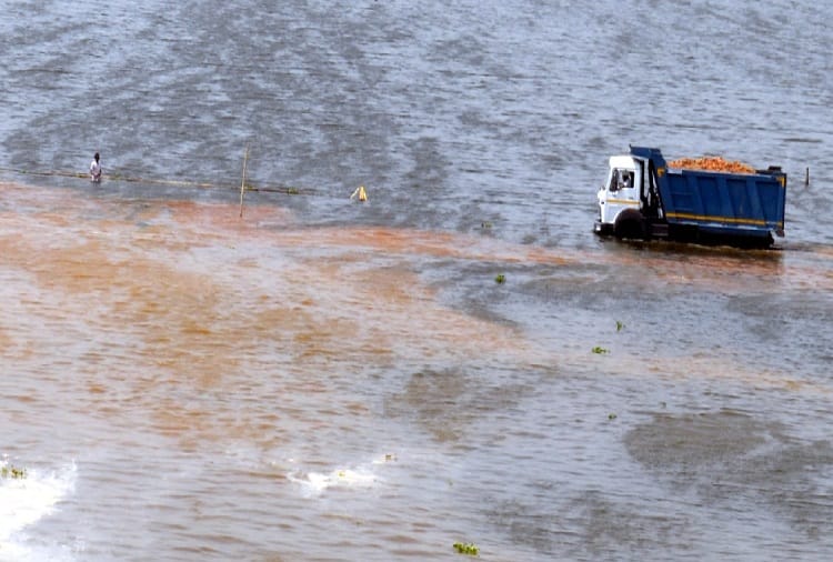 Uttar Pradesh: Mining Transportation, among the Yamuna flows, see photos