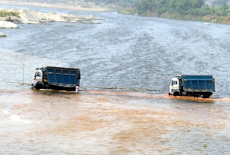 Uttar Pradesh: Mining Transportation, among the Yamuna flows, see photos