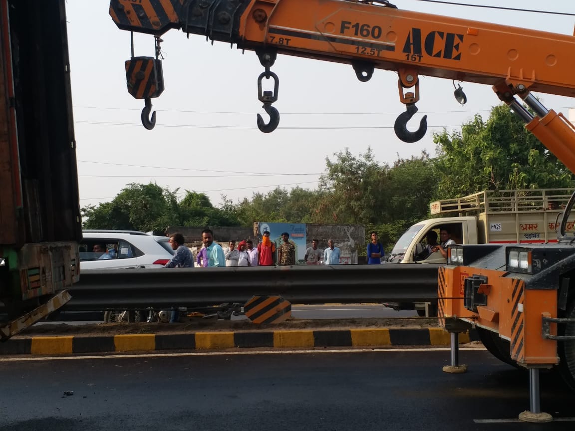 driver died in truck accident at Faizabad road