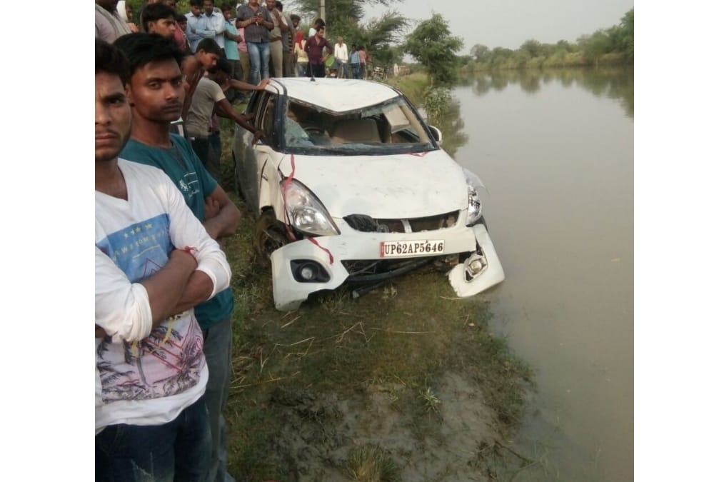 a car falls in a rivers in sultanpur four died.
