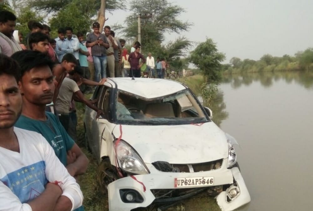 a car falls in a rivers in sultanpur four died.