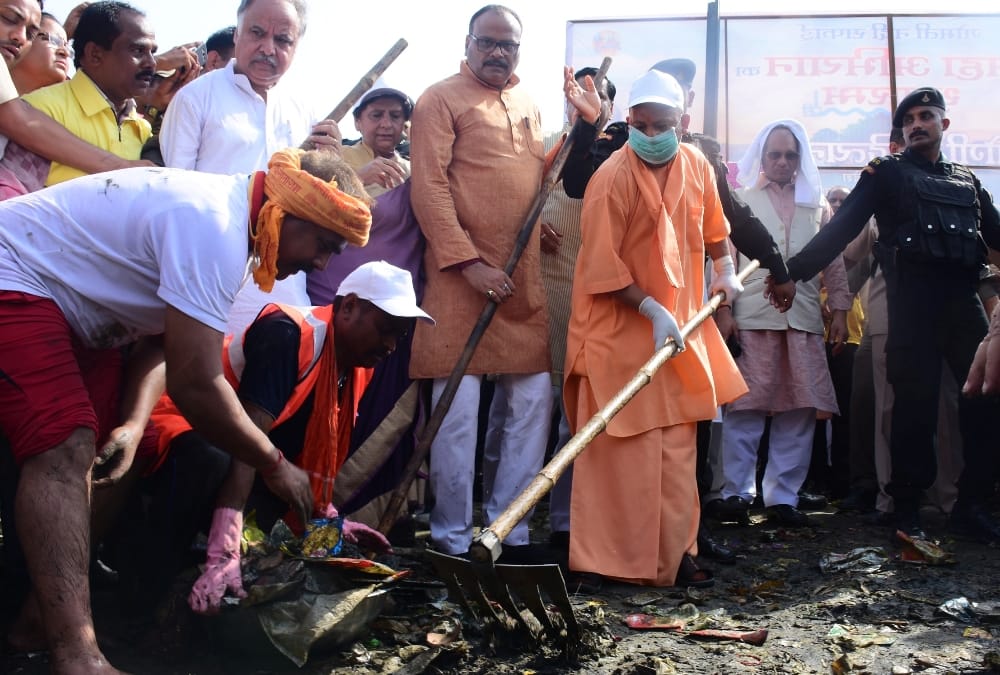cm Yogi start cleanliness campaign from Gomti river bank in Lucknow