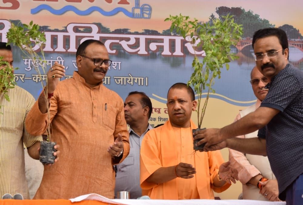 cm Yogi start cleanliness campaign from Gomti river bank in Lucknow