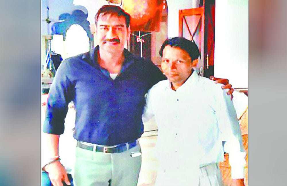 film star ajay devgan met his fan nahar singh of agra