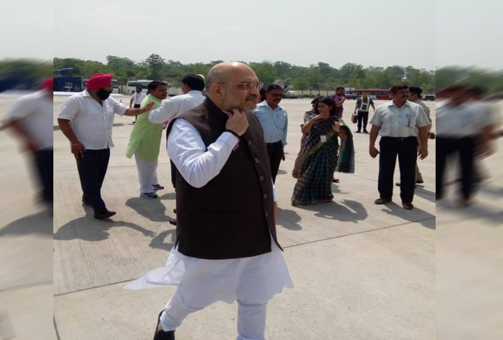 Bjp leader praised congress harish rawat in front of amit shah
