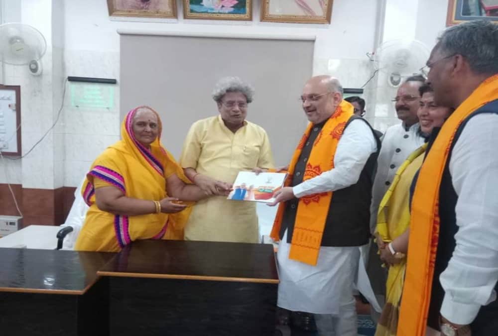 Pranav pandya says after meet amit shah shanti kunj not support any political party 