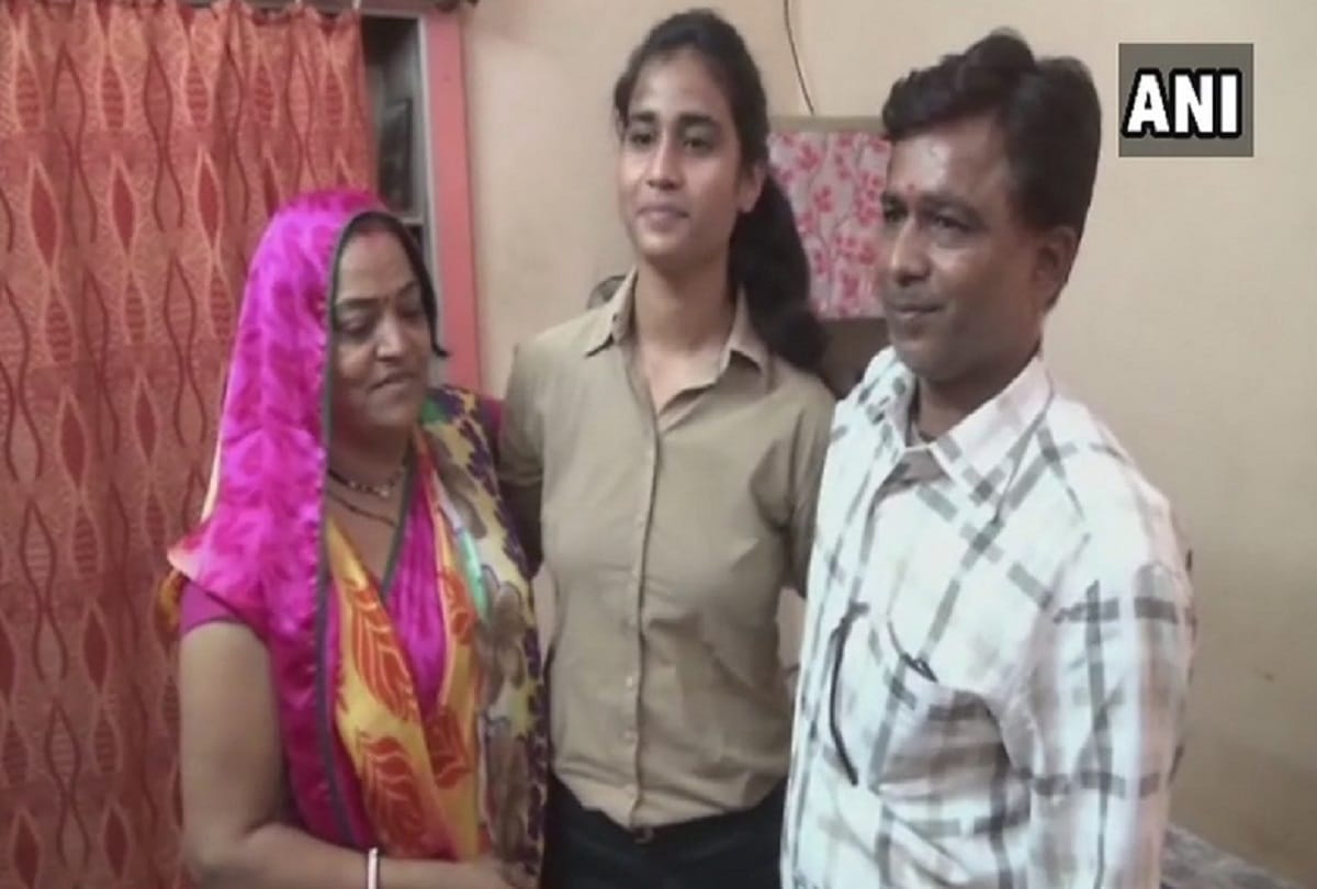 tea seller daughter aanchal gangwal become topper of iaf