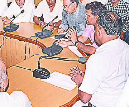 durvyavaahar ke aaropi