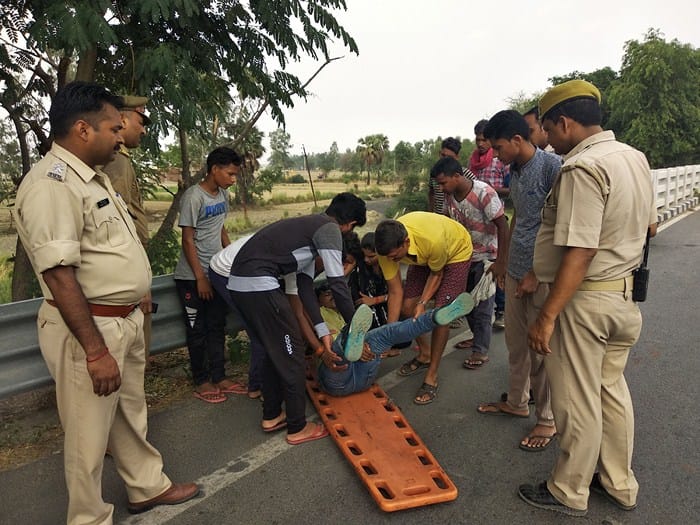 injured lying 45 minute on road, none help