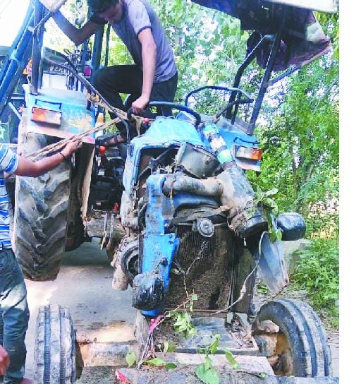 ट्रैक्टर के नीचे दबने से दो लोगों की मौत
