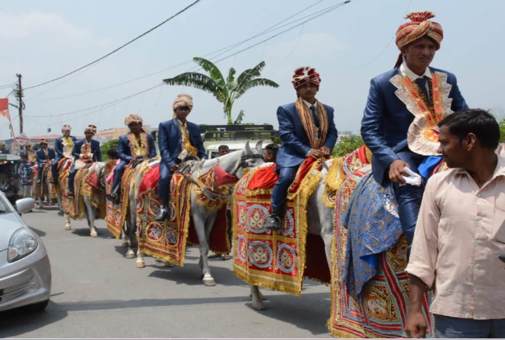 28 barat together on road during Group marriage in dehradun
