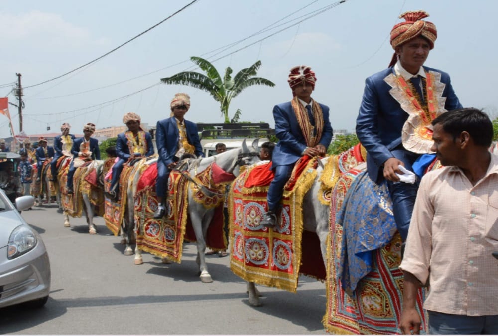28 barat together on road during Group marriage in dehradun