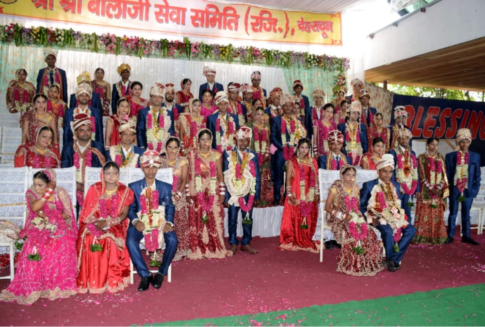 28 barat together on road during Group marriage in dehradun