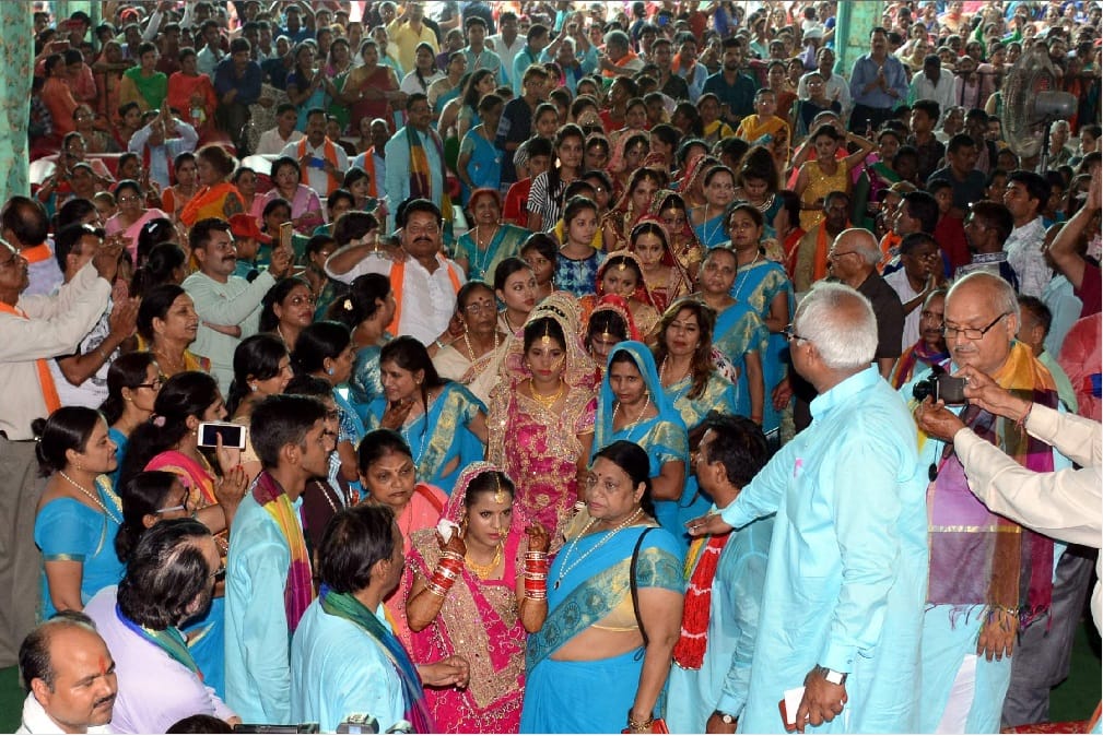 28 barat together on road during Group marriage in dehradun